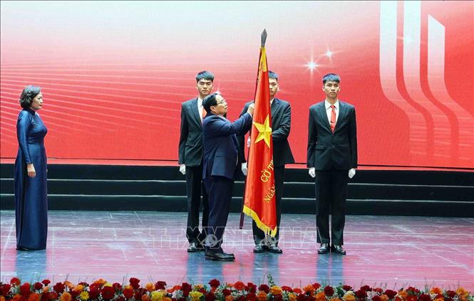 PM Pham Minh Chinh bestows the first-class Labour Order on the State Bank of Vietnam . VNA Photo: Phạm Kiên