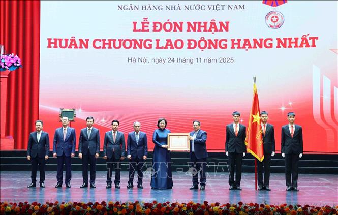 PM Pham Minh Chinh bestows the first-class Labour Order on the State Bank of Vietnam . VNA Photo: Phạm Kiên