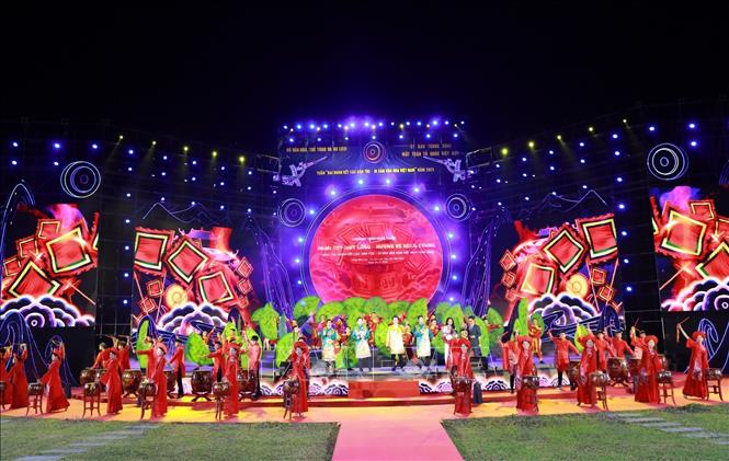 Các tiết mục biểu diễn nghệ thuật tại chương trình. Ảnh: Khánh Hoà - TTXVN