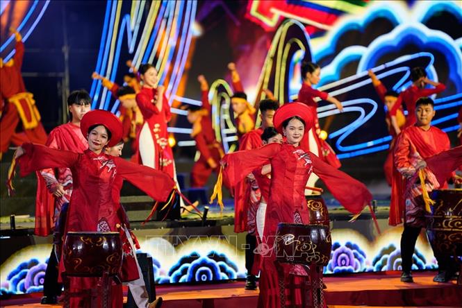 Các tiết mục biểu diễn nghệ thuật tại chương trình. Ảnh: Khánh Hoà - TTXVN