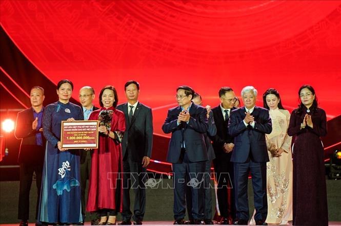 Thủ tướng Phạm Minh Chính chứng kiến lễ trao ủng hộ của các đơn vị tới đồng bào miền Trung bị ảnh hưởng bởi bão lũ. Ảnh: Khánh Hoà - TTXVN