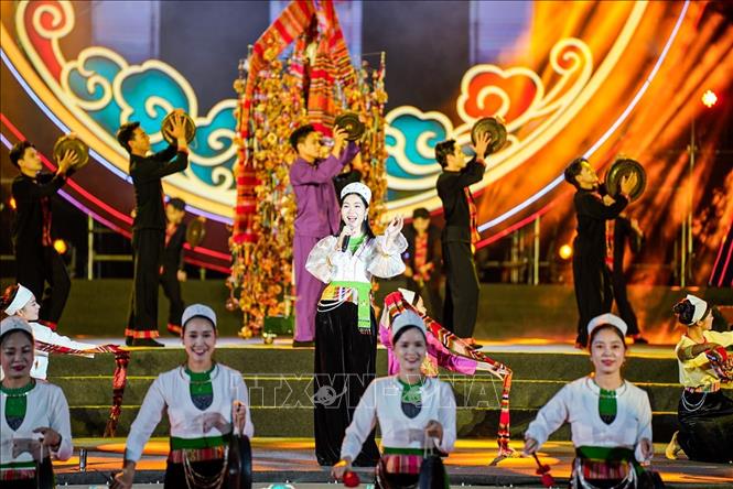 Các tiết mục biểu diễn nghệ thuật tại chương trình. Ảnh: Khánh Hoà - TTXVN