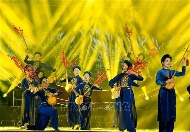 Các tiết mục biểu diễn nghệ thuật tại chương trình. Ảnh: Khánh Hoà - TTXVN