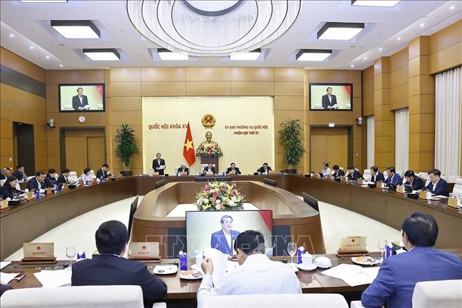 The National Assembly Standing Committee review draft resolutions that amend and supplement special incentives for Ho Chi Minh City and Da Nang. VNA Photo: Doãn Tấn