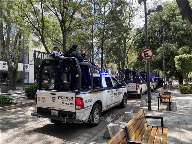 Cảnh sát Mexico City làm nhiệm vụ tuần tra an ninh trong chiến dịch truy quét tội phạm có tổ chức. Ảnh: Phương Lan- PV TTXVN tại Mexico