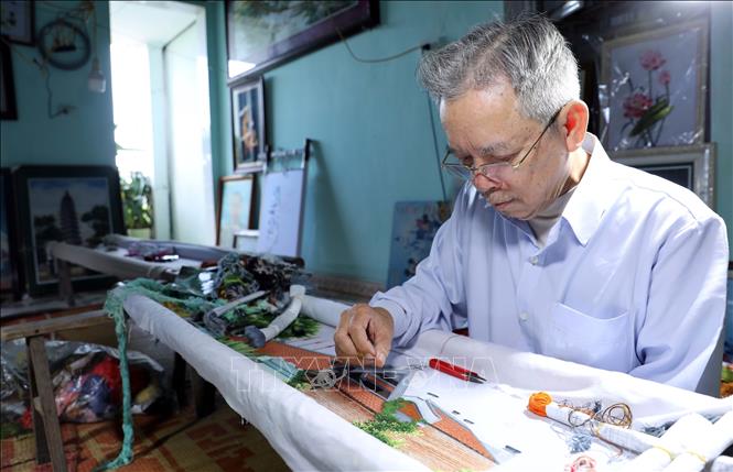 At nearly 70 years of age, artisan Nguyen Cao Binh is known as the “man who paints with thread” because his works are vivid, sharp, harmonious, reaching the peak of both art and technique. VNA Photo: Thế Duyệt