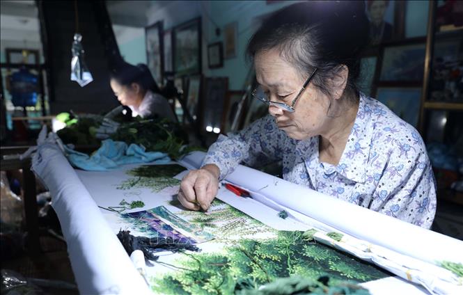 Artisans in Minh Lang village work in silence to preserve their traditional embroidery craftmanship. VNA Photo: Thế Duyệt 