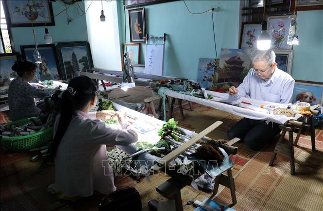 At nearly 70 years of age, artisan Nguyen Cao Binh is known as the “man who paints with thread” because his works are vivid, sharp, harmonious, reaching the peak of both art and technique. VNA Photo: Thế Duyệt
