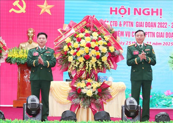 Lãnh đạo Binh chủng Đặc công chúc mừng hội nghị. Ảnh: Trọng Đức - TTXVN