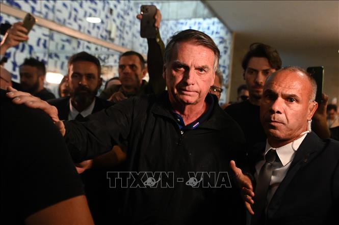 Cựu Tổng thống Brazil Jair Bolsonaro (giữa) tại Brasilia ngày 21/7/2025. Ảnh: THX/TTXVN