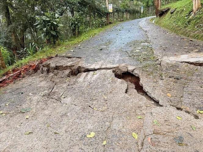 Các vết nứt lớn tại khu vực có nguy cơ sạt lở ở đồi Yang Yeh, xã Hòa Sơn, tỉnh Đắk Lắk. Ảnh: TTXVN phát