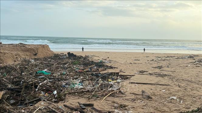 Cơn mưa lũ khiến nhiều khu vực tại bờ biển Tuy Hòa vẫn còn đọng rác. Ảnh: Nguyên Dung - TTXVN