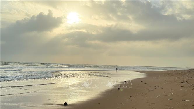 Bờ biển Tuy Hòa yên ả trải dài sau cơn mưa lũ đi qua. Ảnh: Nguyên Dung - TTXVN