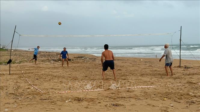 Người dân quay trở lại nhịp sống thường ngày. Ảnh: Nguyên Dung - TTXVN