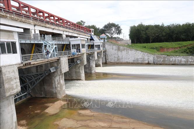 Hồ Dầu Tiếng xả nước đợt 8 từ 7 giờ ngày 25/11 đến 7 giờ ngày 2/12/2025, với lưu lượng xả linh hoạt từ 36-200 m3/s. Ảnh: Thanh Tân - TTXVN