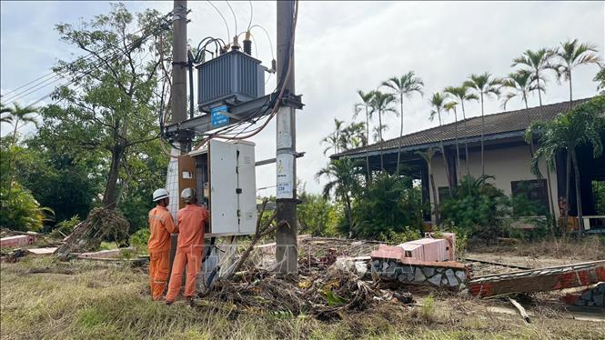 Khắc phục hệ thống điện cho người dân. Ảnh: Nguyên Dung - TTXVN