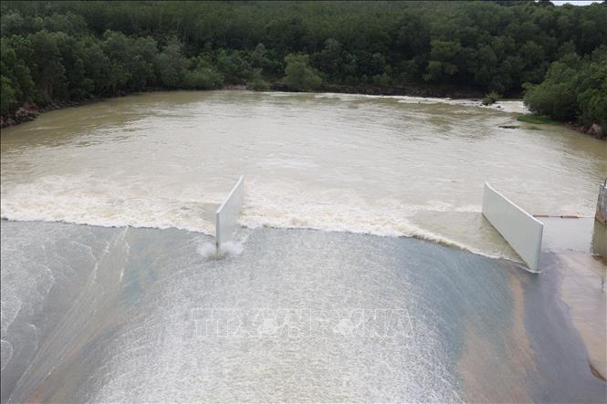 Hồ Dầu Tiếng xả nước đợt 8, từ lúc 7 giờ ngày 25/11 đến 7 giờ ngày 2/12/2025, với lưu lượng xả linh hoạt từ 36-200 m3/s. Ảnh: Thanh Tân - TTXVN