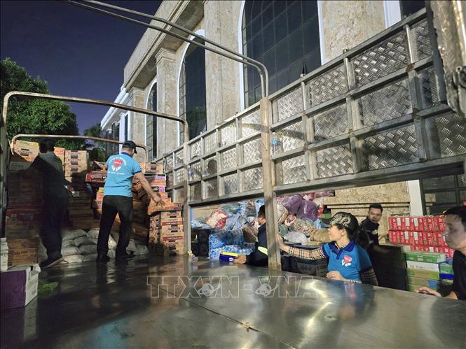 Quang Ninh province continues to bring relief goods to flood-affected areas. VNA Photo: Thanh Vân