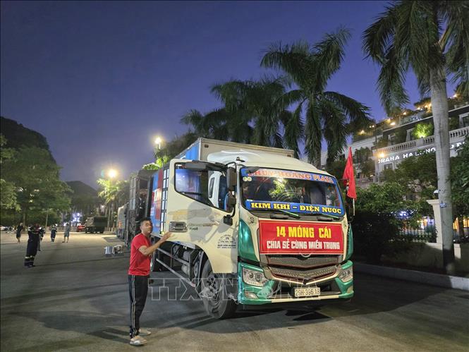 Quang Ninh province continues to bring relief goods to flood-affected areas. VNA Photo: Thanh Vân