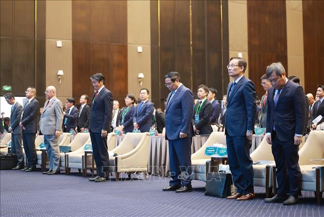 Thủ tướng Phạm Minh Chính và các đại biểu tham dự Diễn đàn hợp tác địa phương Việt Nam-Nhật Bản tưởng niệm đồng bào thiệt mạng do bão lũ. Ảnh: Dương Giang-TTXVN
