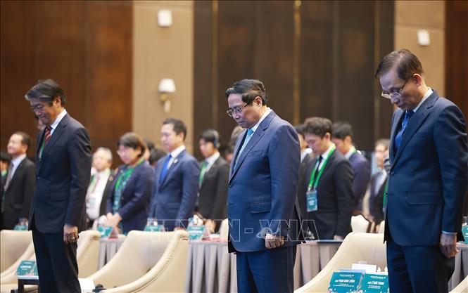 Thủ tướng Phạm Minh Chính và các đại biểu tham dự Diễn đàn hợp tác địa phương Việt Nam-Nhật Bản tưởng niệm đồng bào thiệt mạng do bão lũ. Ảnh: Dương Giang-TTXVN
