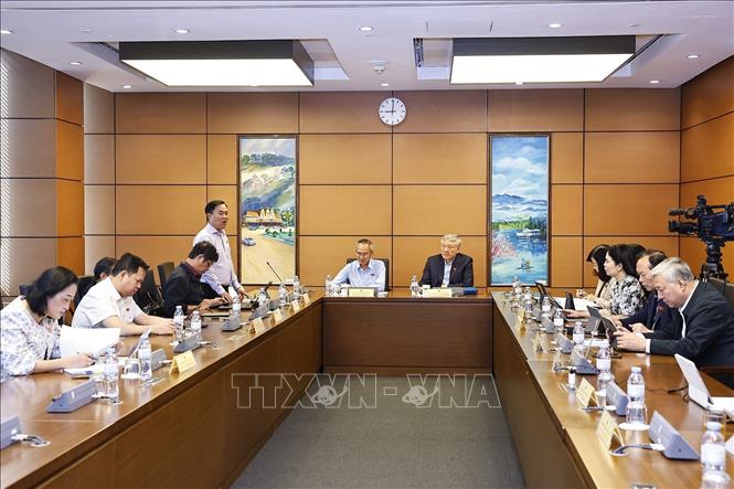 Đoàn đại biểu Quốc hội các tỉnh Cà Mau và Bắc Ninh thảo luận ở tổ. Ảnh: Doãn Tấn - TTXVN