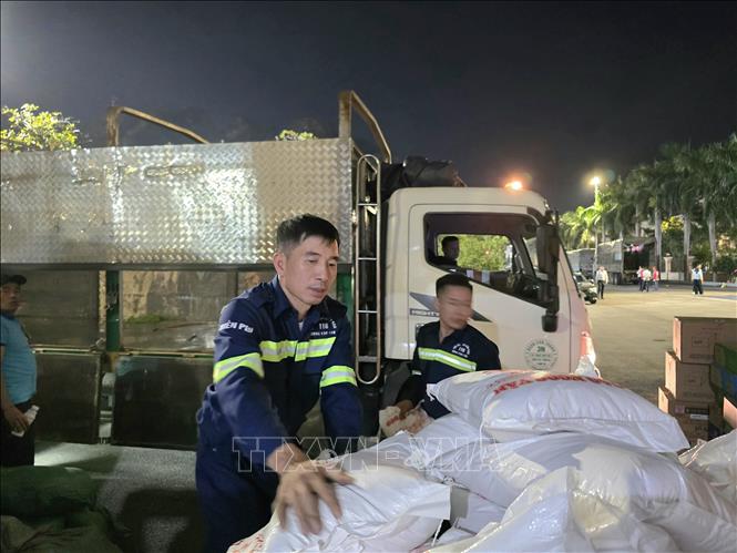 Some 6.5 tonnes of rice donated by organisations and individuals in Quang Ninh province are sent to flood-affected areas. VNA Photo: Thanh Vân