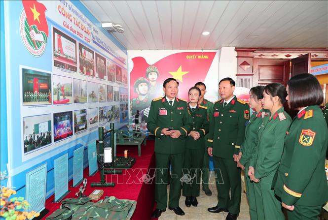 Các đại biểu tham quan khu trưng bày sáng kiến, cải tiến mô hình học cụ huấn luyện của thanh niên Binh chủng Đặc công. Ảnh: Trọng Đức - TTXVN