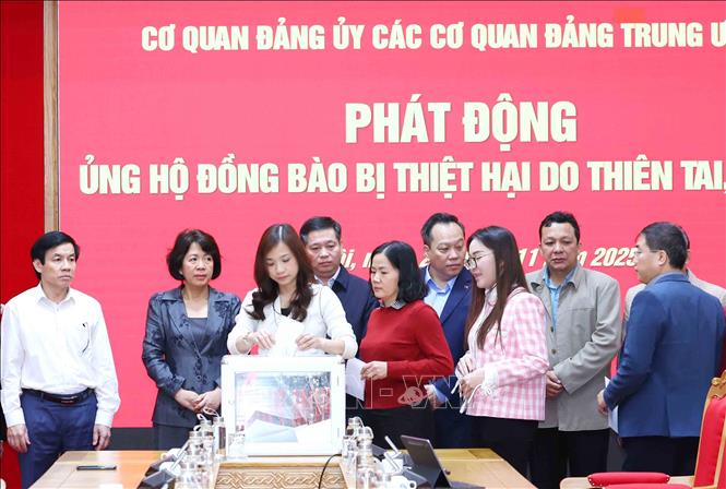 Công chức, người lao động Đảng uỷ các cơ quan Đảng Trung ương ủng hộ đồng bào khắc phục hậu quả bão lũ. Ảnh: Phương Hoa - TTXVN