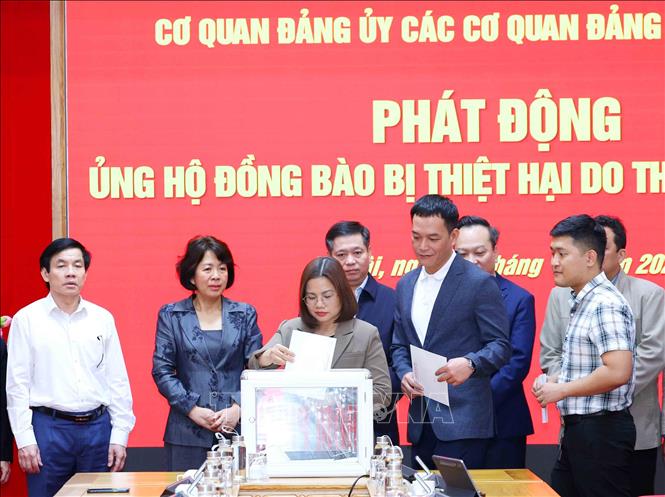 Công chức, người lao động Đảng uỷ các cơ quan Đảng Trung ương ủng hộ đồng bào khắc phục hậu quả bão lũ. Ảnh: Phương Hoa - TTXVN