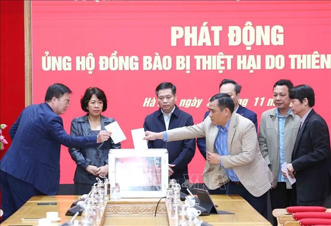 Công chức, người lao động Đảng uỷ các cơ quan Đảng Trung ương ủng hộ đồng bào khắc phục hậu quả bão lũ. Ảnh: Phương Hoa - TTXVN