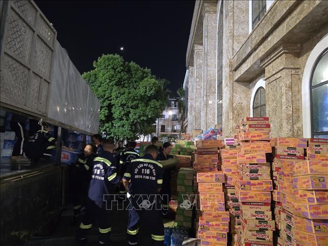 Over 60 tonnes of relief goods are sent from Quang Ninh province to flood-affected areas on November 24 night. VNA Photo: Thanh Vân