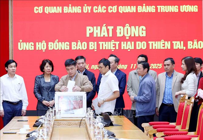 Công chức, người lao động Đảng uỷ các cơ quan Đảng Trung ương ủng hộ đồng bào khắc phục hậu quả bão lũ. Ảnh: Phương Hoa - TTXVN