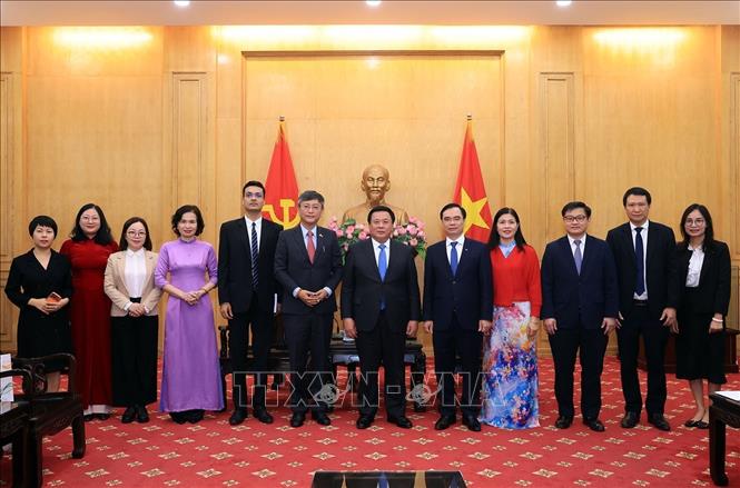Giám đốc Học viện Chính trị Quốc gia Hồ Chí Minh Nguyễn Xuân Thắng và các đại biểu chụp ảnh chung. Ảnh: Tuấn Anh - TTXVN
