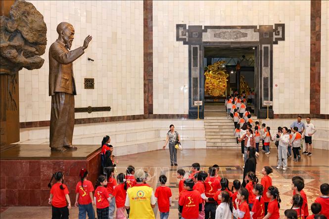 Với vị thế là “địa chỉ đỏ” bồi dưỡng lý tưởng cách mạng, nơi lưu giữ, phát huy và lan tỏa di sản của Chủ tịch Hồ Chí Minh đến với đồng bào trong nước và bạn bè quốc tế, Bảo tàng Hồ Chí Minh quyết tâm đáp ứng ngày càng tốt hơn các yêu cầu, nhiệm vụ trong giai đoạn Kỷ nguyên mới của Đất nước và dân tộc. Ảnh: Thanh Tùng - TTXVN
