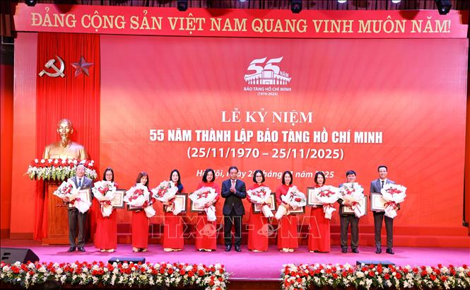 Bộ Văn hóa, Thể thao và Du lịch khen thưởng các cá nhân có thành tích xuất sắc. Ảnh: Thanh Tùng - TTXVN