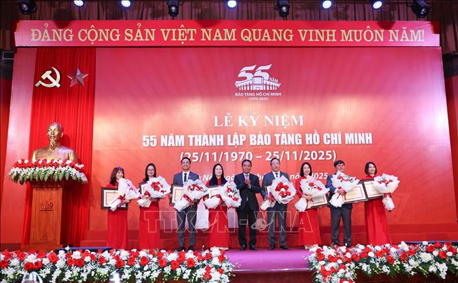 Các tập thể có thành tích xuất sắc nhận Bằng khen của Bộ Văn hóa, Thể thao và Du lịch. Ảnh: Thanh Tùng - TTXVN