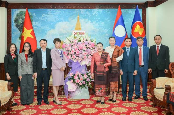 Đoàn đại biểu Thông tấn xã Việt Nam do Tổng Giám đốc Vũ Việt Trang làm trưởng đoàn chúc mừng Đại sứ quán nước CHDCND Lào tại Việt Nam. Ảnh: Hoàng Hiếu - TTXVN