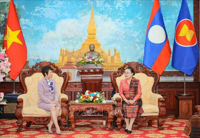 Tổng Giám đốc Vũ Việt Trang và Đại sứ Lào tại Việt Nam Khamphao Ernthavanh. Ảnh: Hoàng Hiếu - TTXVN