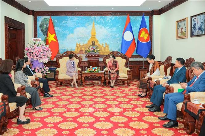 Đoàn đại biểu TTXVN do Tổng Giám đốc Vũ Việt Trang làm trưởng đoàn chúc mừng Đại sứ quán nước CHDCND Lào tại Việt Nam. Ảnh: Hoàng Hiếu - TTXVN