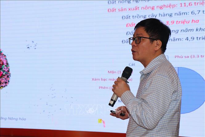 Ông Nguyễn Quang Hải, Phó Viện trưởng Viện Thổ nhưỡng Nông hóa, thông tin về thực trạng suy thoái đất trồng trọt ở Việt Nam. Ảnh: Thu Hiền – TTXVN