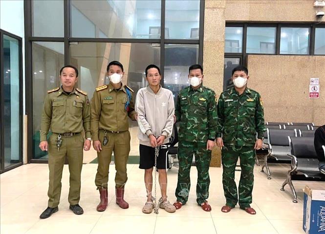 Công an nước bạn Lào bàn giao các đối tượng cho Đồn Biên phòng cửa khẩu quốc tế La Lay (Bộ đội Biên phòng tỉnh Quảng Trị). Ảnh: TTXVN phát 
