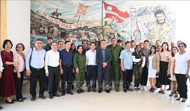 Đoàn công tác chụp ảnh chung với giáo viên và Ban Giám hiệu Đại học Pinar del Río. Ảnh: Việt Hùng - PV TTXVN tại Cuba 