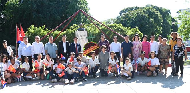 Đoàn công tác chụp ảnh cùng các học sinh và đại diện Chi hội Hữu nghị Cuba - Việt Nam. Ảnh: Việt Hùng - PV TTXVN tại Cuba 
