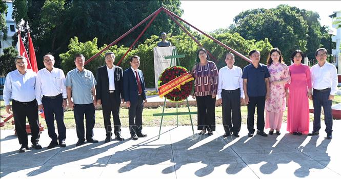 Đồng chí Vũ Thanh Mai, Phó Trưởng Ban Tuyên giáo và Dân vận Trung ương và đoàn công tác dâng hoa trước tượng Chủ tịch Hồ Chí Minh. Ảnh: Việt Hùng - PV TTXVN tại Cuba 