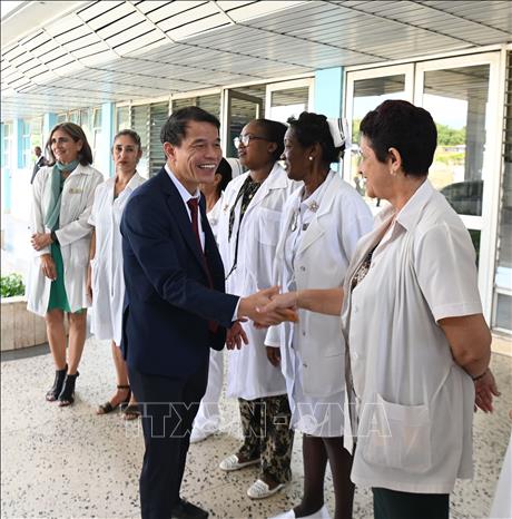 Đồng chí Vũ Thanh Mai, Phó Trưởng Ban Tuyên giáo và Dân vận Trung ương và các bác sỹ Bệnh viện đa khoa Faustino Pérez, tỉnh Matanzas. Ảnh: Việt Hùng - PV TTXVN tại Cuba 