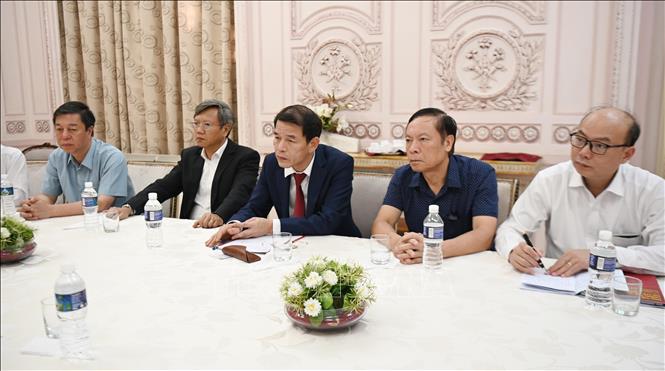 Đồng chí Vũ Thanh Mai (giữa), Phó Trưởng Ban Tuyên giáo và Dân vận Trung ương tại cuộc gặp với Chủ tịch Viện Cuba Hữu nghị với các dân tộc Fernando González Llort. Ảnh: Việt Hùng - PV TTXVN tại Cuba 