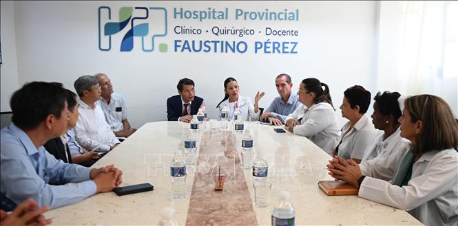 Đồng chí Vũ Thanh Mai, Phó Trưởng Ban Tuyên giáo và Dân vận Trung ương và đoàn công tác
trao đổi với Ban Giám đốc Bệnh viện đa khoa Faustino Pérez, tỉnh Matanzas. Ảnh: Việt Hùng - PV TTXVN tại Cuba 