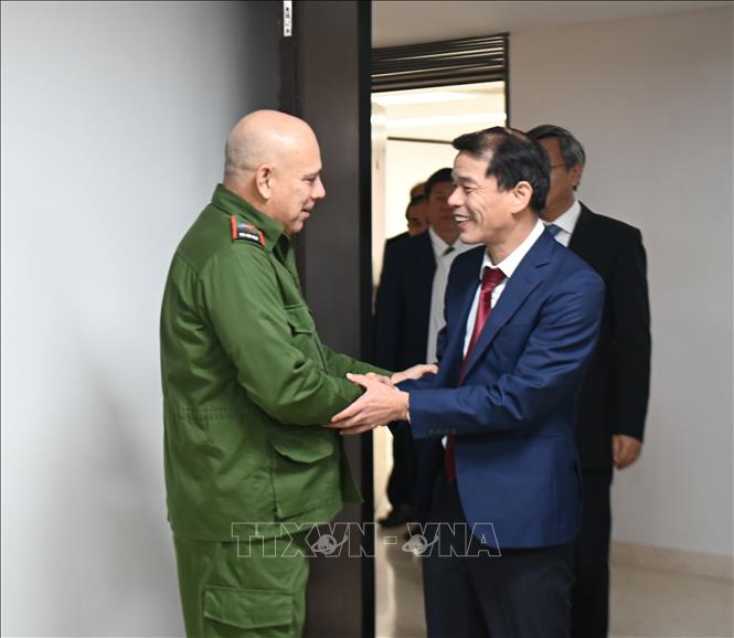 Ủy viên Bộ Chính trị, Thường trực Ban Bí thư, Trưởng Ban Tổ chức Trung ương Đảng Cộng sản Cuba Roberto Morales Ojeda và đồng chí Vũ Thanh Mai, Phó Trưởng Ban Tuyên giáo và Dân vận Trung ương, Đảng Cộng sản Việt Nam. Ảnh: Việt Hùng - PV TTXVN tại Cuba 