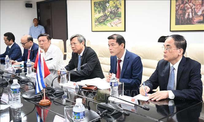 Đồng chí Vũ Thanh Mai, Phó Trưởng Ban Tuyên giáo và Dân vận Trung ương trong cuộc hội kiến Ủy viên Bộ Chính trị, Thường trực Ban Bí thư, Trưởng Ban Tổ chức Trung ương Đảng Cộng sản Cuba Roberto Morales Ojeda. Ảnh: Việt Hùng - PV TTXVN tại Cuba 